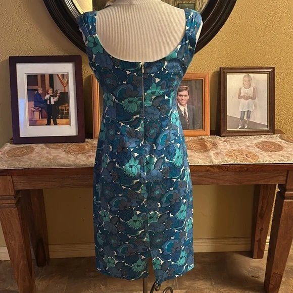 Maggie London Beauty in Blue - Picture 5 of 6